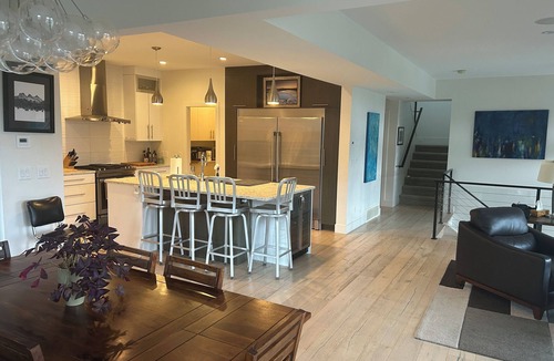 North Glenmore House | Kelowna getaway on Knox Mountain minutes from downtown.