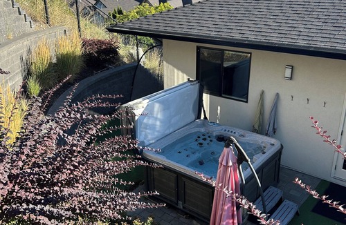 North Glenmore House | Kelowna getaway on Knox Mountain minutes from downtown.