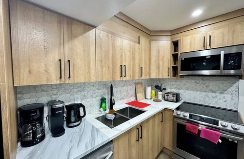 Southwest Edmonton House | Keswick Comfy & Serene Private Retreat | 16 mins to YEG & WEM | 2Beds