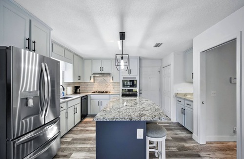 Saint Simons Island House | Kickback & relax Lakefront - Serenity Lake Cottage