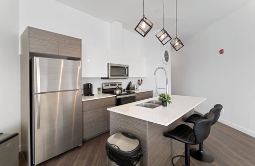 Whyte ave Apartment | King bed, 10ft Ceiling,5 mins to Rogers