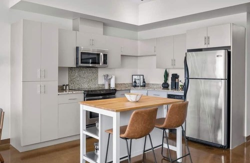Beltline Apartment | King Bed | DT Views | UG Park | Walk to Saddledome