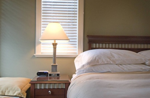 Shaughnessy Bed & Breakfast | King bed, ensuite bathroom with shower