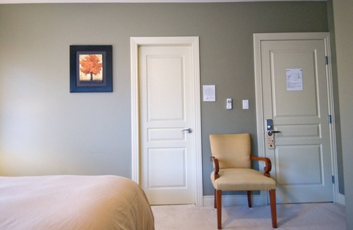 Shaughnessy Bed & Breakfast | King bed, ensuite bathroom with shower