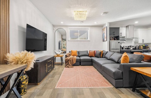 Southeast Calgary Apartment | King Bed, Full Kitchen, Self Check-In Free Parking, Family Dining, Washer Dryer
