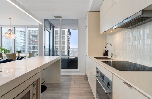 East Village Apartment | King Bed | Mins to Stampede | Cgy Twr View | UG Pk