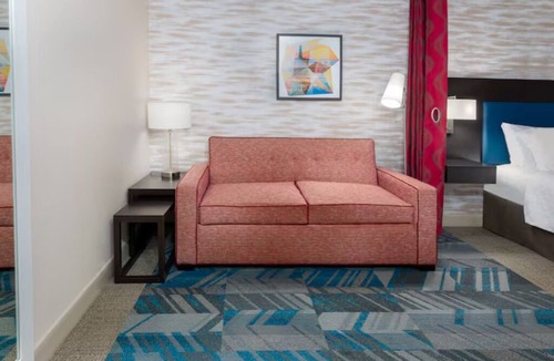 North Charleston Hotel | King Bed Studio: Kitchenette, Gym & Free Breakfast | 3 mi to Charleston Airport