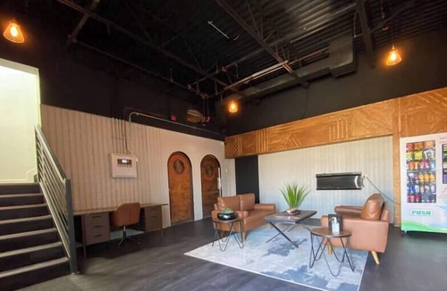 Clairmont Apartment | King Exec w Kitchenette Suite Modern and Trendy!