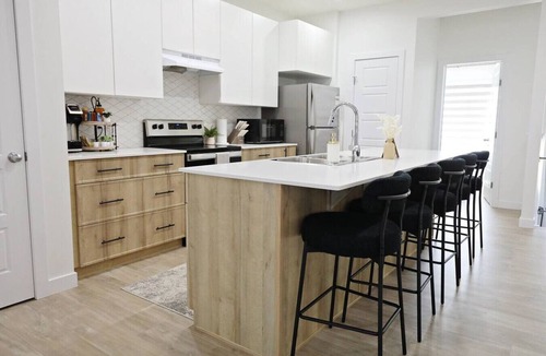 Northwest Edmonton House | Kinglet 4BR Getaway |A/C|Garage|Near WEM|Disney+