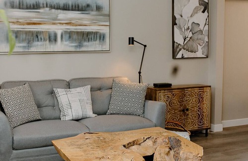 Kitsilano House | Kits Beach Escape: Cozy 3-Bed Main Floor Home + Free Parking & Deck