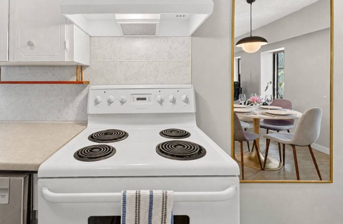 Kitsilano Apartment | Kitsilano 2 BDR Top Floor Retreat - SUNSETS + BEACH WALKS