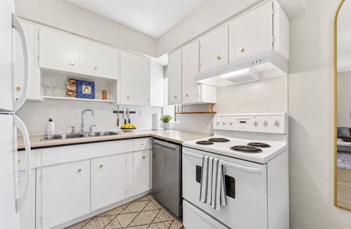 Kitsilano Apartment | Kitsilano 2 BDR Top Floor Retreat - SUNSETS + BEACH WALKS