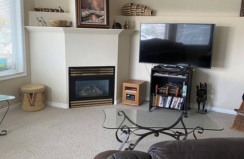 North End House | Knox Mountain Hillside suite nestled between mountains, 5 min from Okanagan Lake