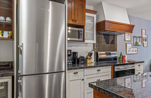 Canmore Resort | L109 Next Destination: Canmore- A/C, Hot tub, Pool, Free parking, 2BR, Sleeps 6