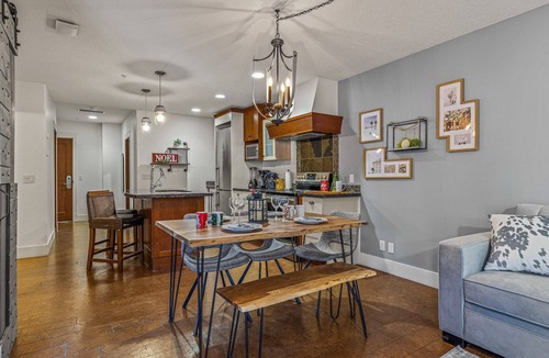 Canmore Resort | L109 Next Destination: Canmore- A/C, Hot tub, Pool, Free parking, 2BR, Sleeps 6