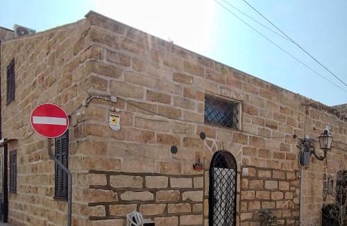 Terrasini House | La casa nella roccia