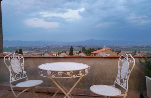 Lucignano Apartment | LA CASA SUI TETTI