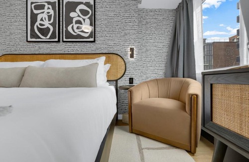 Milton Park Apartment | La Galerie Luxe 1BR King Bed Parking Inc