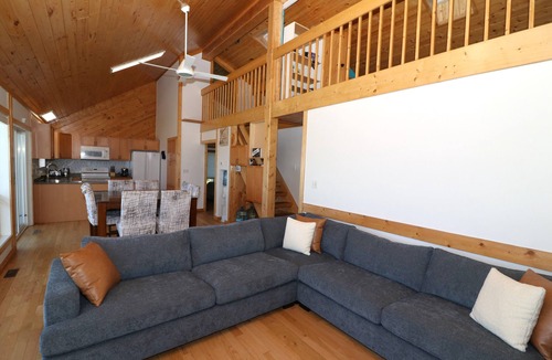Fallis House | Lakefront 1/2 acre Wabamun 5 bed 2 bath cabin