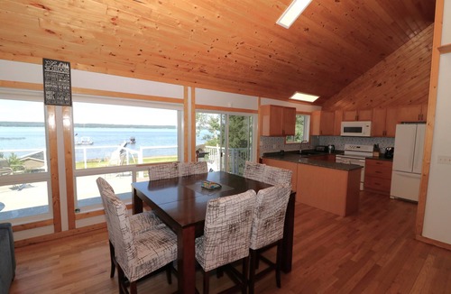 Fallis House | Lakefront 1/2 acre Wabamun 5 bed 2 bath cabin