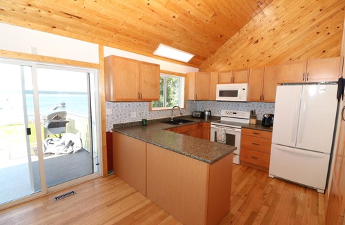 Fallis House | Lakefront 1/2 acre Wabamun 5 bed 2 bath cabin