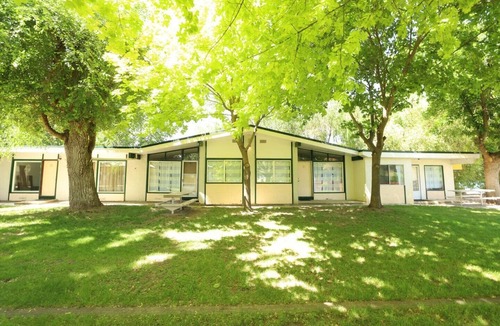 Central Okanagan House | Lakefront - 2 bedroom Suite - Fully Furnished - Sleeps 4+n