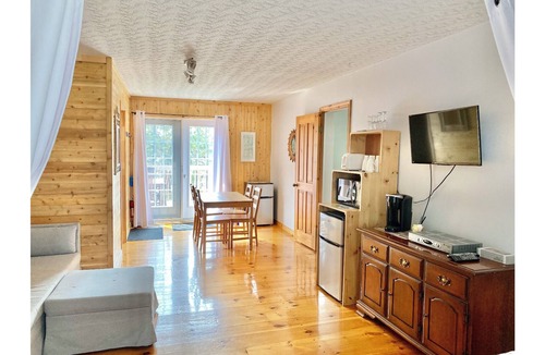 Frontenac Ski Chalet | Lakefront Chalet on Lac Mégantic | 4-Season Hot Tub