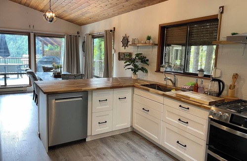 Shawnigan Lake House | Lakefront Cottage- Private Dock & sandy beach