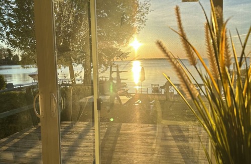 Alcona Cottage | Lakefront Getaway! Relax & Unwind Perfect getaway 1 hour from Toronto