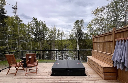 Italy Cross Cabin | Lakefront Luxury Retreat - Luenburg NS