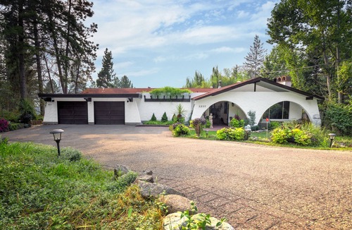 Central Okanagan House | Lakefront Okanagan Home with Large Private Patio, Lake View & Private Beach