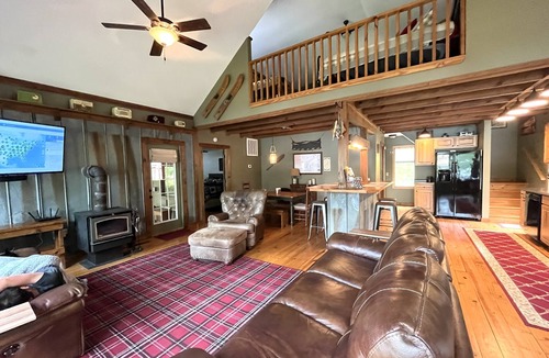 Milledgeville Cabin | Lakefront, Pet friendly, EV Charging, Kayaks, Pontoon Boat available, Boat Slip