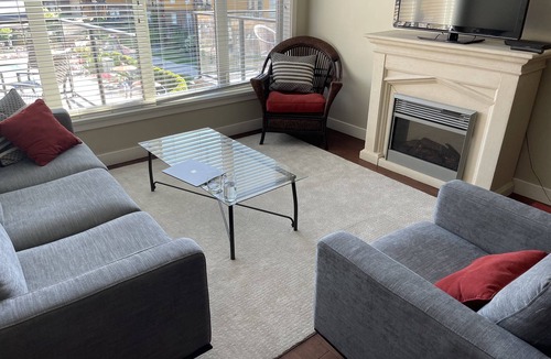 Westbank Condo | Lakefront, pool, hot tub, exc room. Book now for Aug 16
