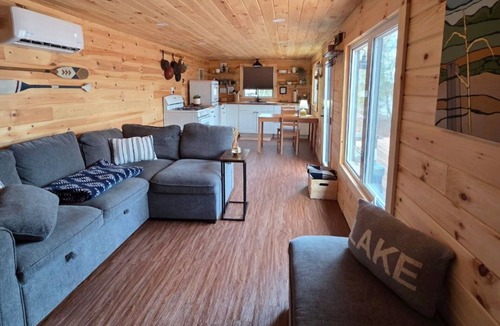 Sheffield Cottage | Lakeside Cottage with Panoramic Views