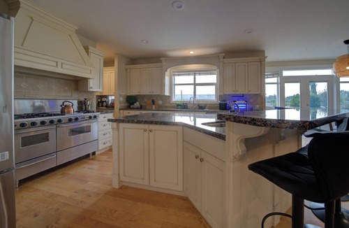 West Abbotsford House | Lakeside Home: Sleeps 23/HotTub/Game Room/Theatre/Espresso/Private Lake