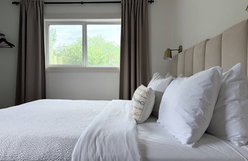 Okanagan-Similkameen Hotel | Lakeside Villa & Nordic Spa - Boutique motel with beach access