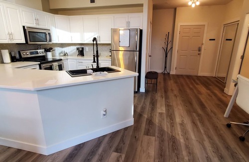 North End Condo | Lakeview loft-style condo at Discovery Bay Resort!