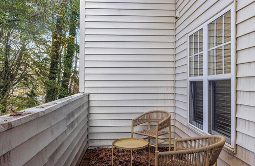 Crabtree Apartment | Landing | Beautiful 2BD, Clubhouse, Pool