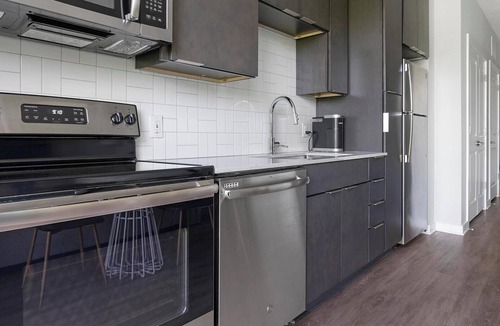 Downtown Apartment | Landing | Chic Studio, Gym, Courtyard