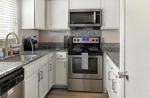 Crabtree Apartment | Landing | Incredible 2BD, Tennis Court, Gym