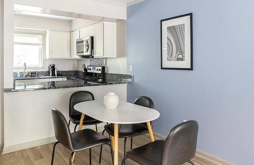 Crabtree Apartment | Landing | Incredible 2BD, Tennis Court, Gym