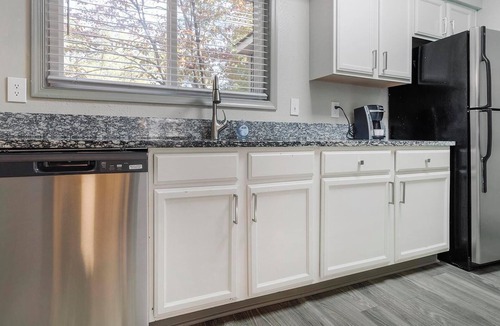 Crabtree Apartment | Landing | Incredible 2BD, Tennis Court, Gym