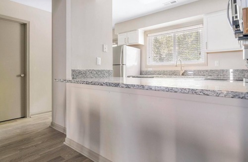 Crabtree Apartment | Landing | Modern 2BD, Tennis Court, Clubhouse