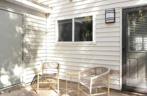 Crabtree Apartment | Landing | Stunning 2BD, Gym, Pool