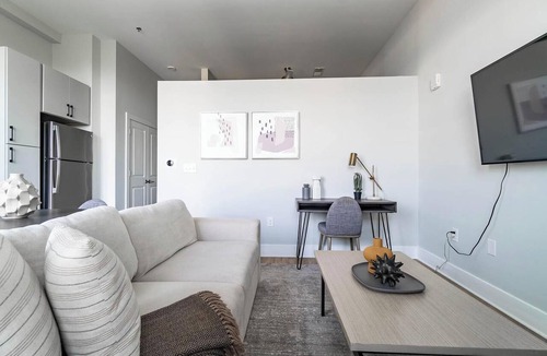 Downtown Apartment | Landing | Stunning Studio, Gym, Yoga Studio
