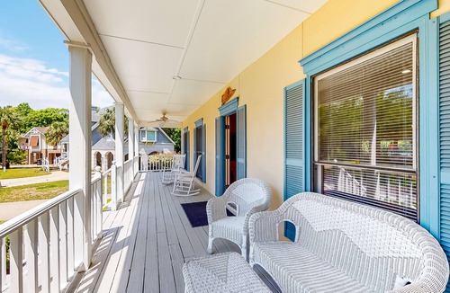 King City House | Large 2-level home steps from the pier w/covered porch, WiFi, AC