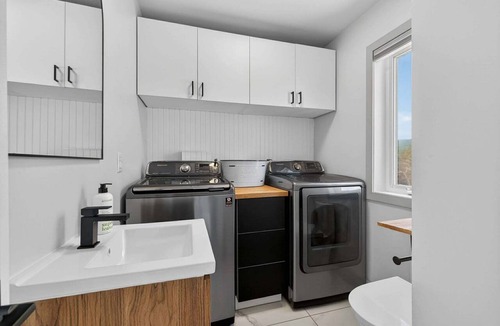 Saint-Mathieu-de-Beloeil House | Large family home with pools, a garden, and a gym – St-Mathieu-de-Beloeil