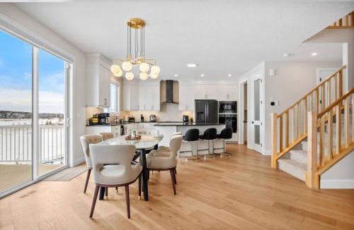 Calgary House | Large Detatched Luxury House with Massage, Poker Table And More
