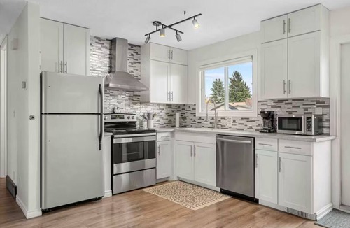 Cedarbrae House | Large Groups, Sleeps 16, AC, King Bed, Fire Pit, large patio.