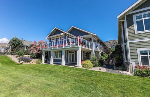 Osoyoos House | Large home 4 bed and 4 bath two separate suites home two kitchens water views